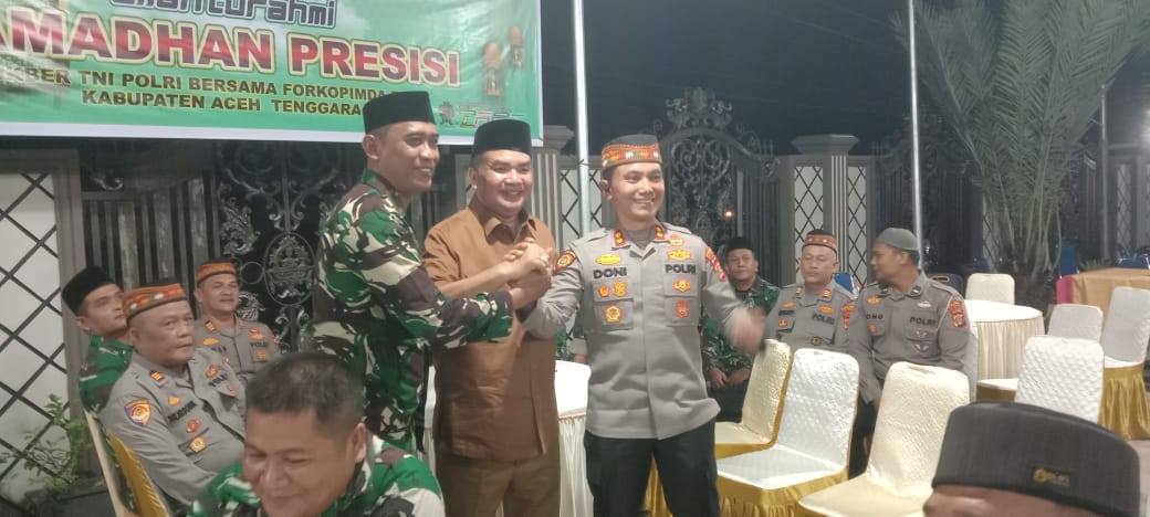 Bupati HM Salim Fakhry, Kapolres AKBP Doni Sumarsono, Dandim 0108/Agara, Letkol Czi Arya Murdyantoro foto bersama usai buka puasa bersama di rumah pribadi Bupati Agara, Selasa (18/3) .(Waspada/Ali Amran).