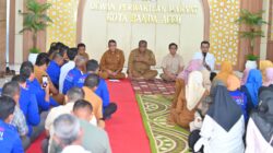 Mencari solusi soal guru PPPK, DPRK Banda Aceh pertemuan guru dengan Pemko Banda Aceh di gedung dewan setempat, Selasa (18/03/25).(Waspada/T.Mansursyah)