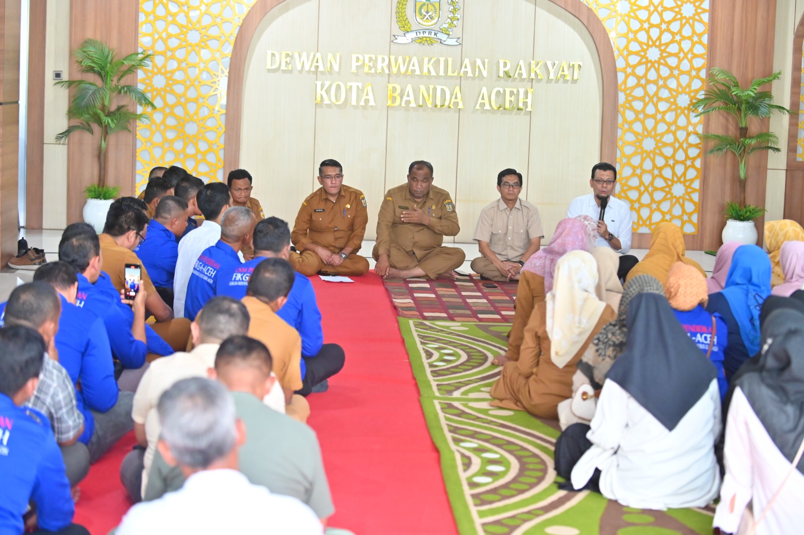 Mencari solusi soal guru PPPK, DPRK Banda Aceh pertemuan guru dengan Pemko Banda Aceh di gedung dewan setempat, Selasa (18/03/25).(Waspada/T.Mansursyah)