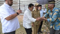 WAGUB Aceh, H. Fadhlullah, SE saat menemui warga penerima Bantuan Rumah Layak Huni. Waspada/Ist.