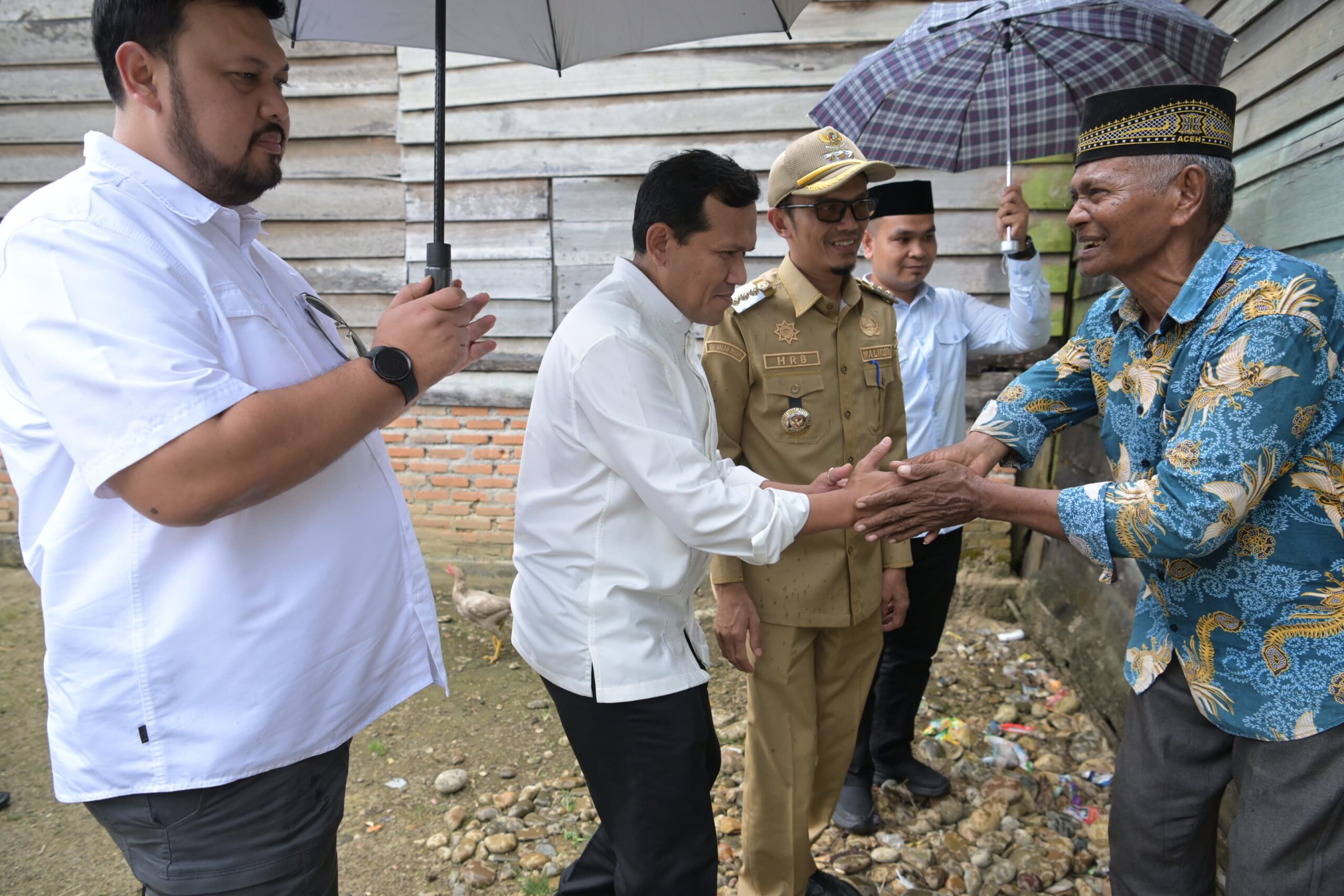 WAGUB Aceh, H. Fadhlullah, SE saat menemui warga penerima Bantuan Rumah Layak Huni. Waspada/Ist.