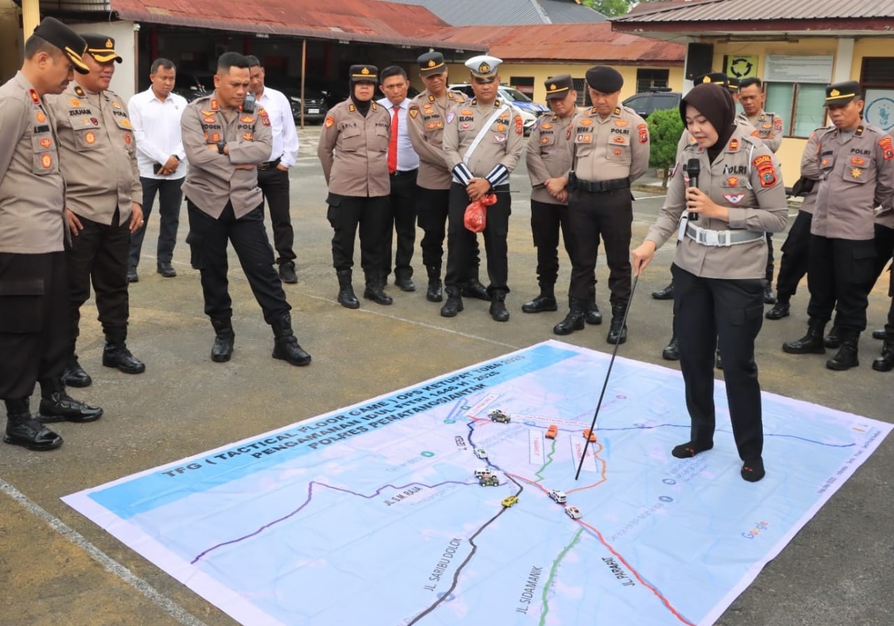 Kapolres Pematangsiantar AKBP Yogen Heroes Baruno memimpin kegiatan TFG dalam pengamanan Hari Raya Idul Fitri 1446 H di lapangan apel Mapolres, Jl. Sudirman, Selasa (18/3). Waspada-Ist