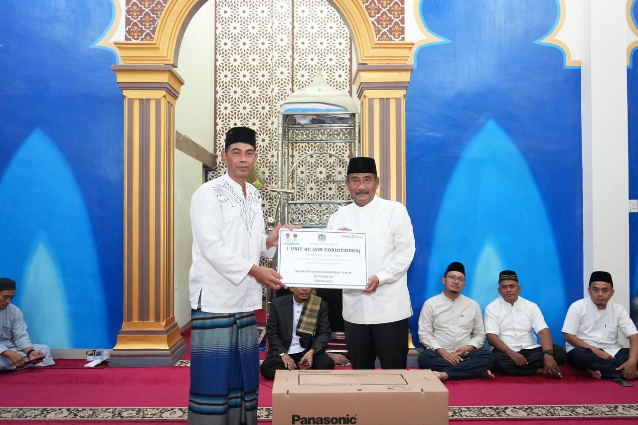 Terlihat Wali Kota Binjai Drs H Amir Hamzah memberikan safari Ramadan satu unit Ac kepada Mesjid Al-Amin. Waspada/Ist