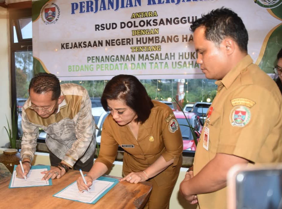 KAJARI Humbahas Dr. Noordien Kusumanegara bersama Direktur RSUD Doloksanggul, dr Tiar Lusiana teken nota kesepakatan bersama pencegahan pelanggaran hukum. Waspada/Andi Siregar