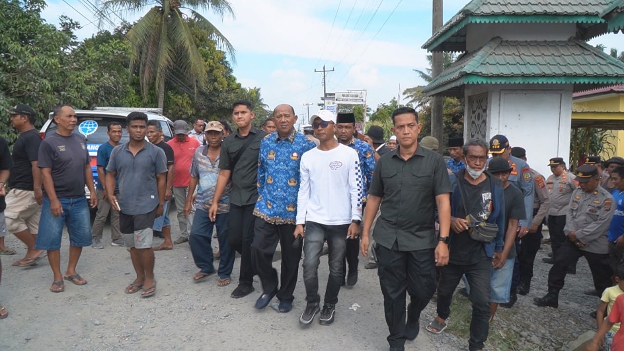 BUPATI Langkat Syah Afandin menemui masyarakat pendemo di Kec. Selesai. Waspada/Ist