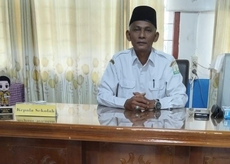 Kepala SMA Negeri 3 Langsa, Rusli, S.Ag, Rabu (19/3). Waspada/dede