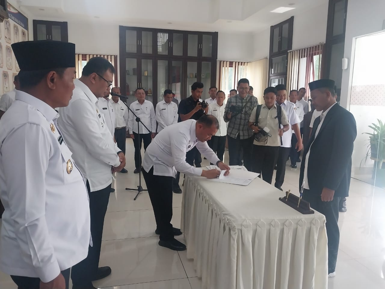 Bupati Deliserdang Serahkan Lima Unit Mobil Dinas Pinjam Pakai Kepada Organisasi Keagamaan, KONI Dan Kepemudaan