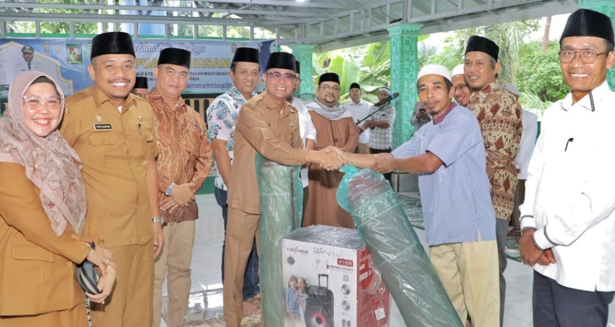 Bupati Simalungun diwakili Asisten Administrasi Umum, Akmal H Siregar bersama Tim Safari Ramadhan menyerahkan 2 lembar ambal panjang dan loudspeaker kepada BKM Masjid Al Hidayah Marihat Bandar, Selasa (18/3).(Waspada/ist).