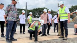 Wali Kota Medan Rico Waas saat mengecek tiang lampu taman depan Stadion Teladan yang sudah goyang-goyang sebelum diresmikan. Waspada/ME Ginting