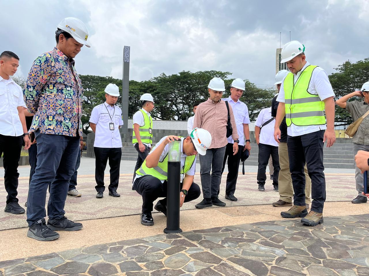 Wali Kota Medan Rico Waas saat mengecek tiang lampu taman depan Stadion Teladan yang sudah goyang-goyang sebelum diresmikan. Waspada/ME Ginting