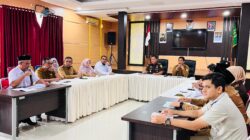 Wakil Bupati Aceh Besar Drs H Syukri hadir dan menyampaikan sambutan pada Rakor percepatan sertifikasi tanah wakaf tahun 2025 di aula Baharuddin Lopa, Kota Jantho, Selasa (18/3). (Waspada/Ist)