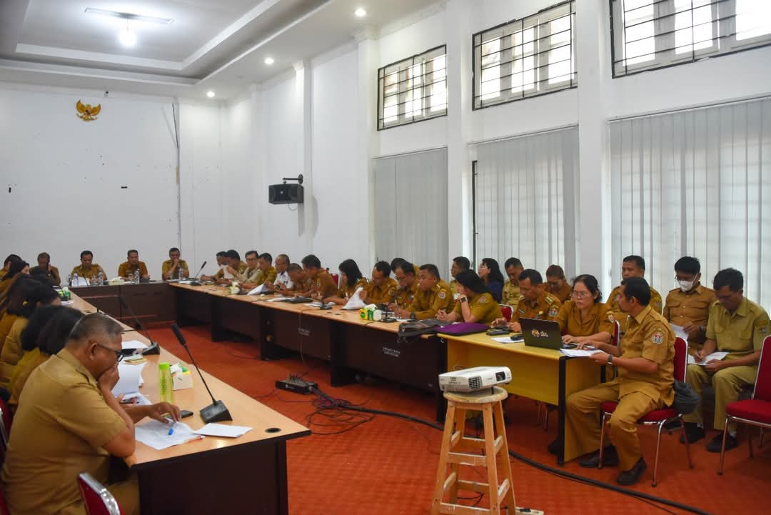 PERWAKILAN Lintas OPD dan Camat mengikuti Rakoor Peningkatan kebersihan di lingkungan Pemkab Humbahas. Waspada/Ist