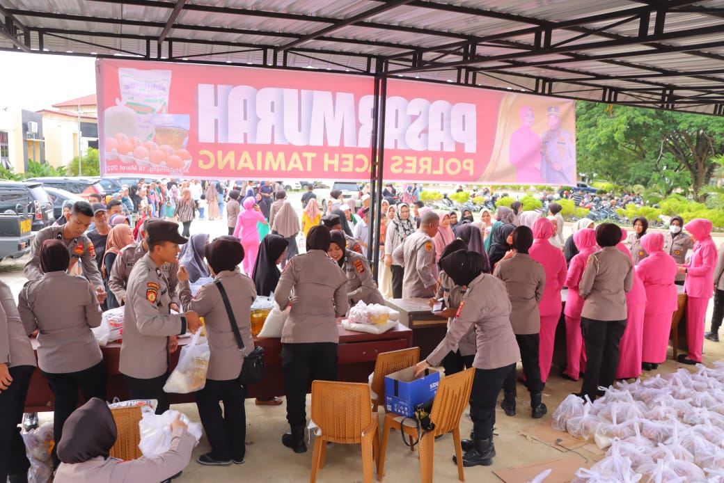 Masyarakat menyerbu pasar murah yang digelar Polres Aceh Tamiang. (Waspada/Yusri).