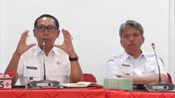 Bupati Tapanuli Utara (Taput) Dr Jonius Taripar Parsaoran Hutabarat, SSi, MSi bersama Wakil Bupati Dr Deni Parlindungan Lumbantoruan, M.Eng mengadakan acara temu pers dengan wartawan Taput di Pendopo Rumah Dinas Bupati, Rabu (19/3). Waspada/Hotbin Purba