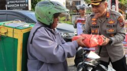 Kapolres Pematangsiantar AKBP Yogen Heroes Baruno dengan jajarannya tidak henti-hentinya menebar kebaikan dengan berbagi takjil kepada masyarakat menjelang berbuka puasa di bulan suci Ramadhan 1446 H dan kali ini kepada masyarakat yang melintas di depan Museum Simalungun, Jl. Sudirman, Rabu (19/3).(Waspada-Ist).