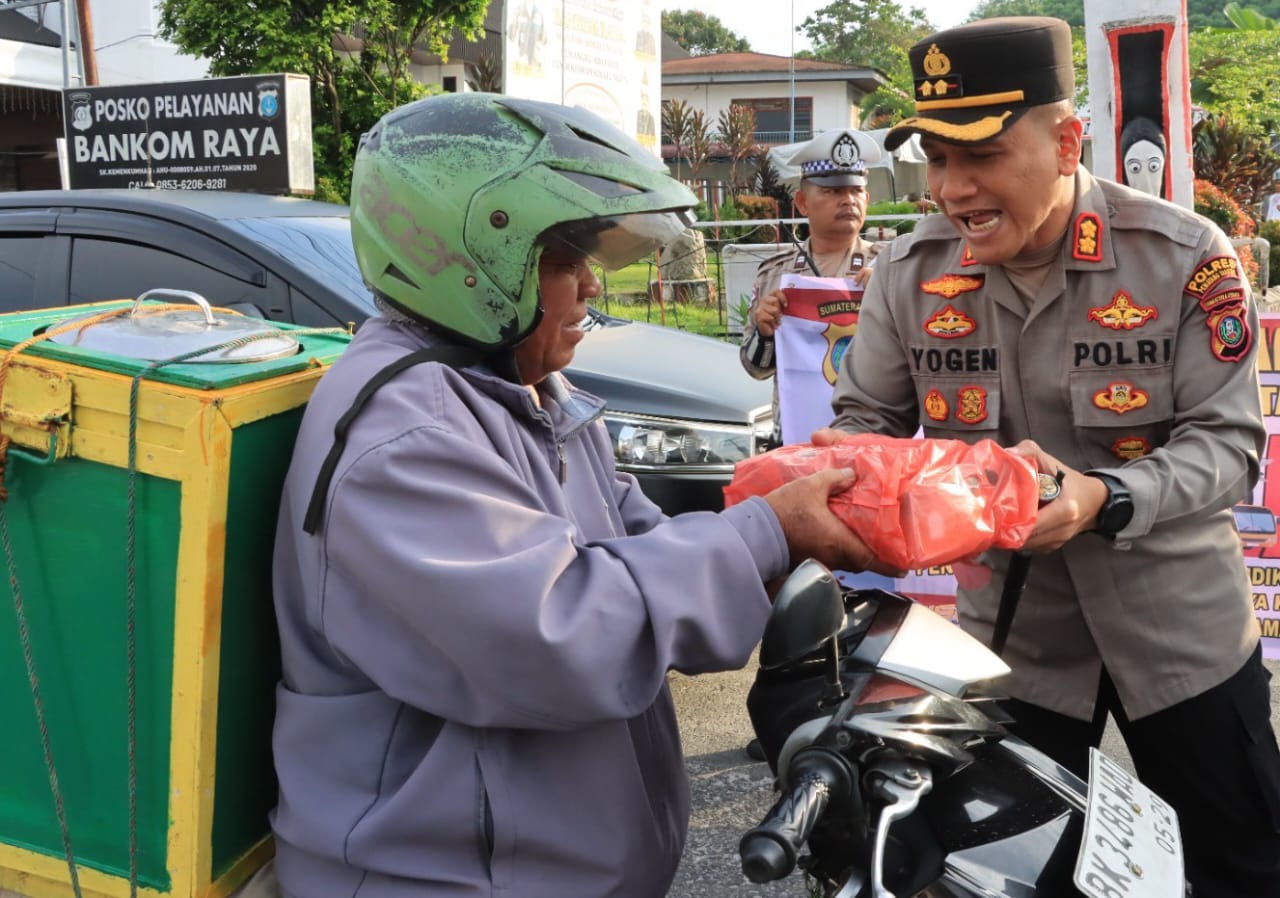 Kapolres Pematangsiantar AKBP Yogen Heroes Baruno dengan jajarannya tidak henti-hentinya menebar kebaikan dengan berbagi takjil kepada masyarakat menjelang berbuka puasa di bulan suci Ramadhan 1446 H dan kali ini kepada masyarakat yang melintas di depan Museum Simalungun, Jl. Sudirman, Rabu (19/3).(Waspada-Ist).