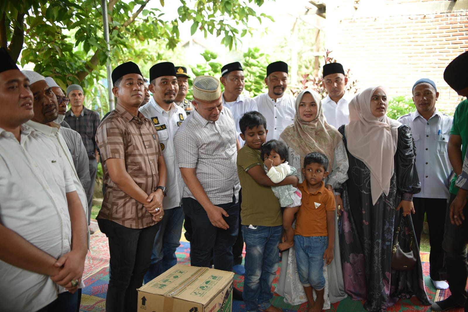 Ayah Wa dan rombongan ikut menyantuni keluarga almarhum dengan memberikan uang tunai dan Sembako. Waspada/Maimun