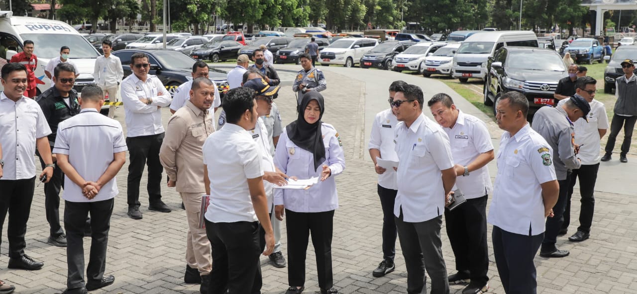 Wakil Wali Kota Herlina (tiga kanan depan) mewakili Wali Kota Wesly Silalahi mencek atau melakukan pemeriksaan terhadap 205 kenderaan dinas roda empat Pemko Pematangsiantar di lapangan Adam Malik, Rabu (19/3).(Waspada-Ist).