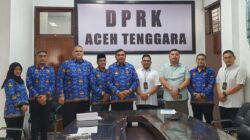 Bupati Aceh Tenggara, H. M. Salim Fakhry, SE. MM dan Ketua DPRK Bapak Denny Febrian Roza, S.STP. M.Si didampingi Kepala BPJS Ketenagakerjaan Aceh Tenggara, Sunardi saat rapat koordinasi bersama BPJS Ketenagakerjaan ruang rapat Kantor DPRK Aceh Tenggara. Waspada/ist