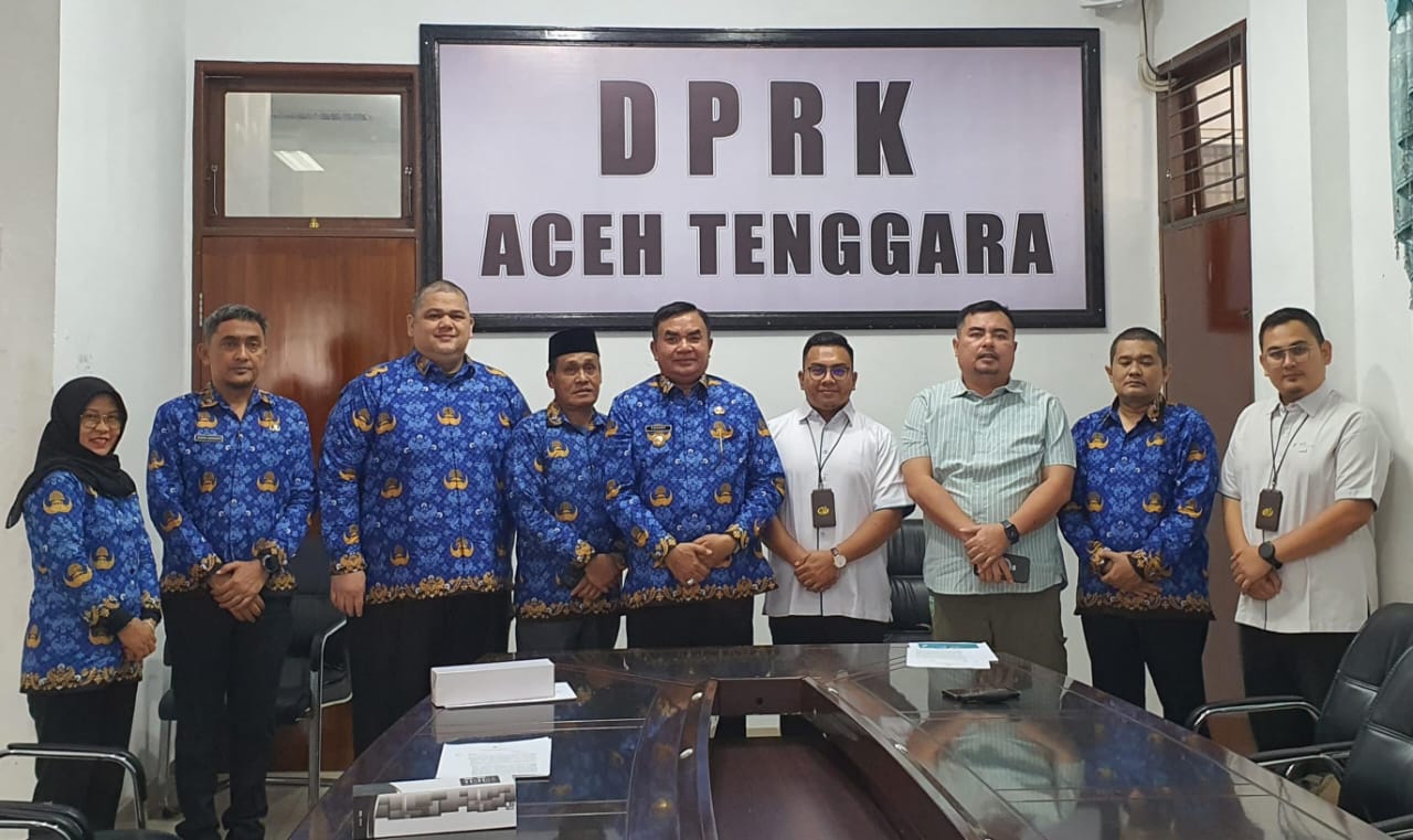 Bupati Aceh Tenggara, H. M. Salim Fakhry, SE. MM dan Ketua DPRK Bapak Denny Febrian Roza, S.STP. M.Si didampingi Kepala BPJS Ketenagakerjaan Aceh Tenggara, Sunardi saat rapat koordinasi bersama BPJS Ketenagakerjaan ruang rapat Kantor DPRK Aceh Tenggara. Waspada/ist