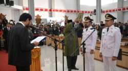 Mualem melantik Iskandar Usman Alfaarlaky – T Zainal Abidin, sebagai Bupati/Wakil Bupati Aceh Timur di Gedung DPRK Aceh Timur di Idi, Rabu (19/3). Waspada/Muhammad Ishak