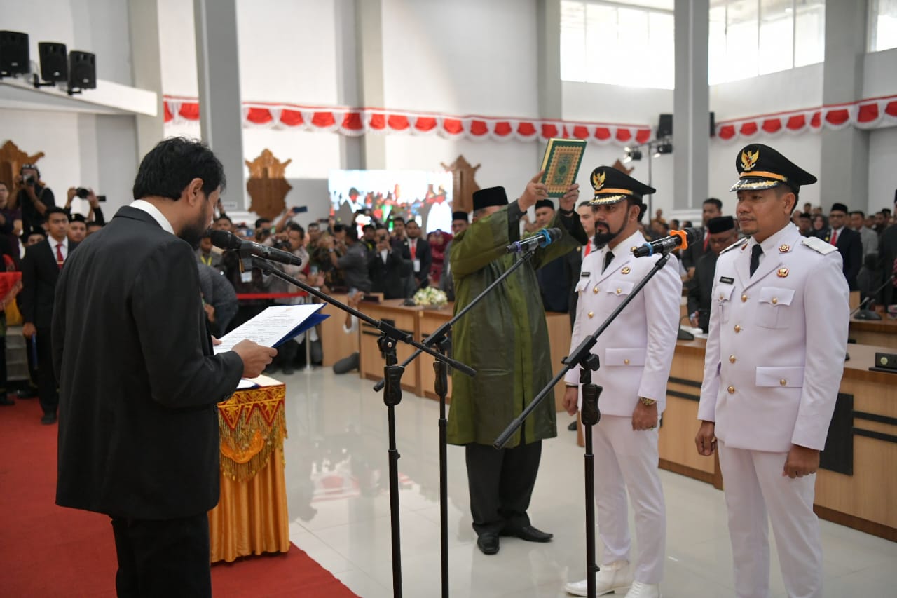 Mualem melantik Iskandar Usman Alfaarlaky – T Zainal Abidin, sebagai Bupati/Wakil Bupati Aceh Timur di Gedung DPRK Aceh Timur di Idi, Rabu (19/3). Waspada/Muhammad Ishak