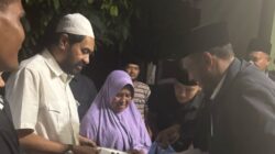 Gubernur Aceh, Muzakir Manaf, saat menyerahkan bantuan kepada Wak Hamamah yang merupakan korban konflik di Gampong Seuneubok Teungoh, Kec. Darul Ihsan, Aceh Timur, Rabu (19/3). (Waspada/Ist)