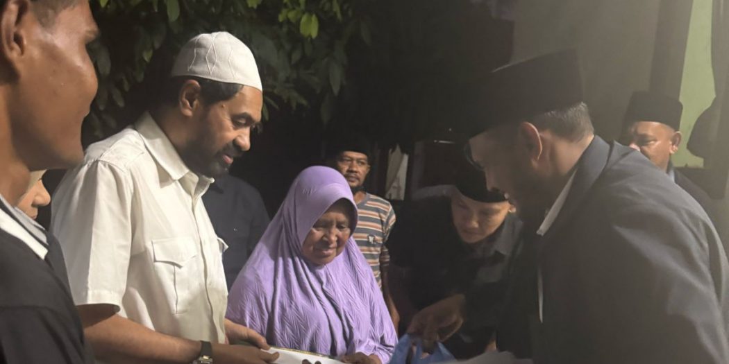 Gubernur Aceh, Muzakir Manaf, saat menyerahkan bantuan kepada Wak Hamamah yang merupakan korban konflik di Gampong Seuneubok Teungoh, Kec. Darul Ihsan, Aceh Timur, Rabu (19/3). (Waspada/Ist)