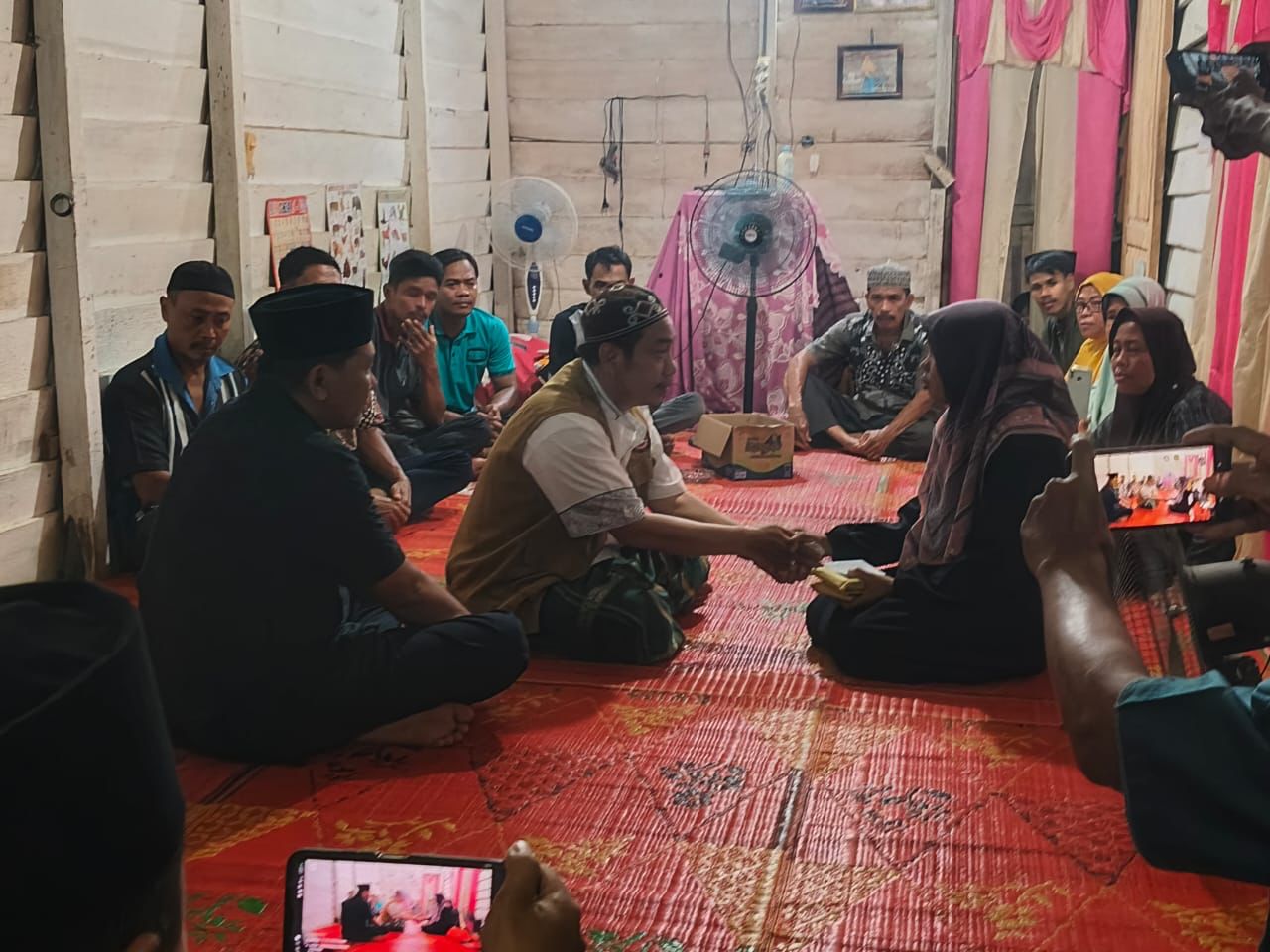 Manajemen PTPN IV Regional I Kebun Sei Kebara saat menyambangi rumah duka salah seorang karyawan yang menjadi korban kecelakaan kerja, Senin (17/3/2025). Waspada/Ist