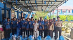 Kacabdin Pendidikan Wilayah Kota Langsa diwakili Kepala Tata Usaha, Ilyas, S.Ag dan Kepala SMAN 3 Langsa, Rusli, SAg saat menyerahkan paket sembako dalam Gerakan Berbagi Berkah Ramadhan (GEBER) di sekolahnya, Kamis (20/3). Waspada/dede