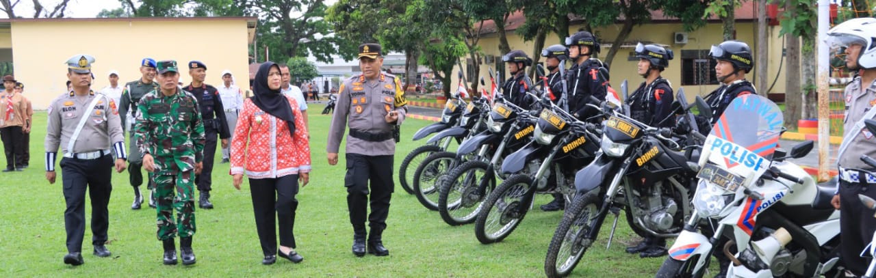 Kapolres Pematangsiantar AKBP Yogen Heroes Baruno (paling kanan) selaku Irup bersama Wakil Wali Kota Herlina (dua kanan) dan lainnya melakukan pemeriksaan pasukan saat apel gelar pasukan Operasi Kepolisian Ketupat Toba 2025 untuk pengamanan Idul Fitri 1446 H di lapangan Markas Komando Kompi 2 Batalyon B Sat Brimob Poldasu, Jl. Ahmad Yani, Kamis (20/3).(Waspada-Ist).