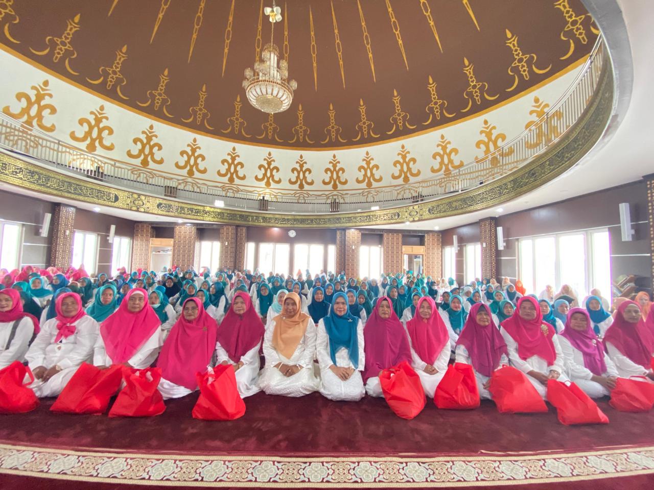 Sekitar 400 jamaah dari berbagai kecamatan di Sergai mengikuti Salat Tasbih. (Waspada/ist)