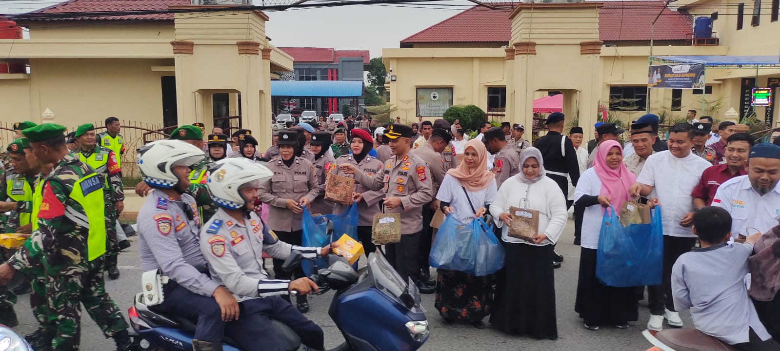 Kapolres Langsa, AKBP Andy Rahmansyah, SIK. SH. MH didampingi Direktur RSCM Langsa, Ernawati beserta personel, staf dan jajarannya beserta BSI Cabang Iskandar Muda Langsa turun langsung ke jalan untuk membagikan takjil kepada para pengendara di depan Mapolres Langsa, Kamis (20/3). Waspada/dede