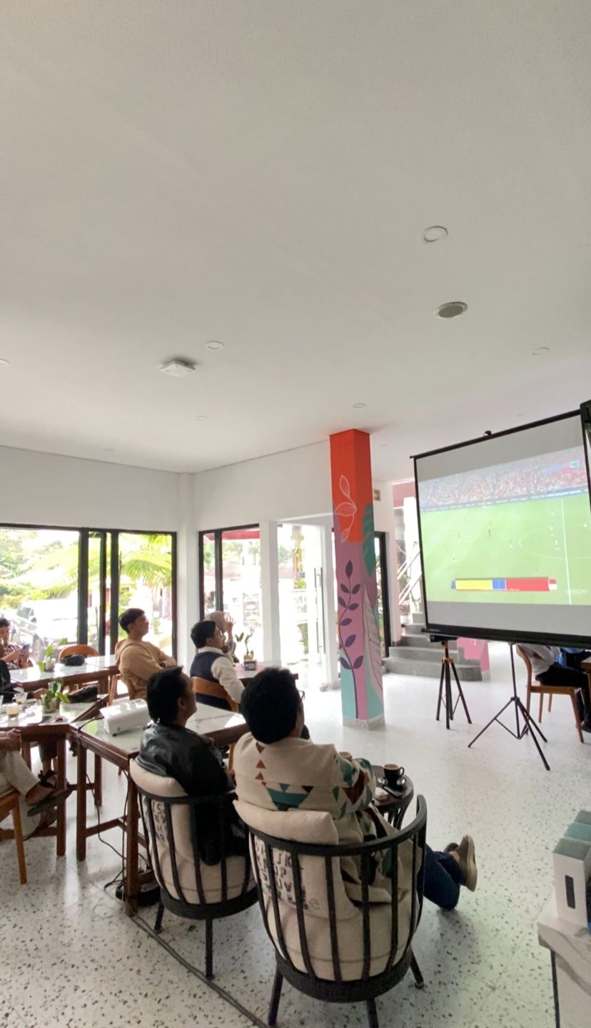 Keseruan Nobar Timnas Di Queen Parrona Hotel Siborong-borong