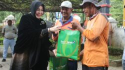 Wali Kota Banda Aceh, Illiza Sa'aduddin Djamal menyerahkan paket Ramadhan dari Bank Aceh Syariah (BAS) kepada "Pasukan Oranye” DLHK3 Banda Aceh. (Waspada/Ist)