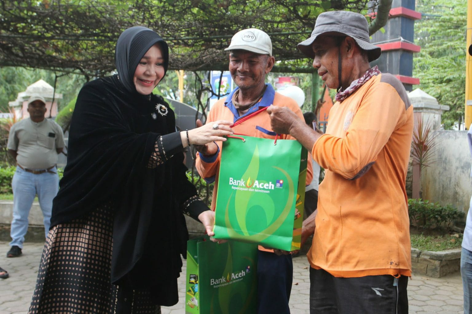 Wali Kota Banda Aceh, Illiza Sa'aduddin Djamal menyerahkan paket Ramadhan dari Bank Aceh Syariah (BAS) kepada "Pasukan Oranye” DLHK3 Banda Aceh. (Waspada/Ist)