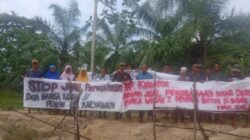 Sejumlah karyawan PT. Sumber Asih (PT. Mopoli Raya) resah dan melancarkan protes terkait penjualan aset perusahaan, sedangkan kewajiban perusahaan membayar hak karyawan belum dilunasi di Kecamatan Seruway, Kabupaten Aceh Tamiang, Jumat (21/3). Waspada/ Muhammad Hanafiah