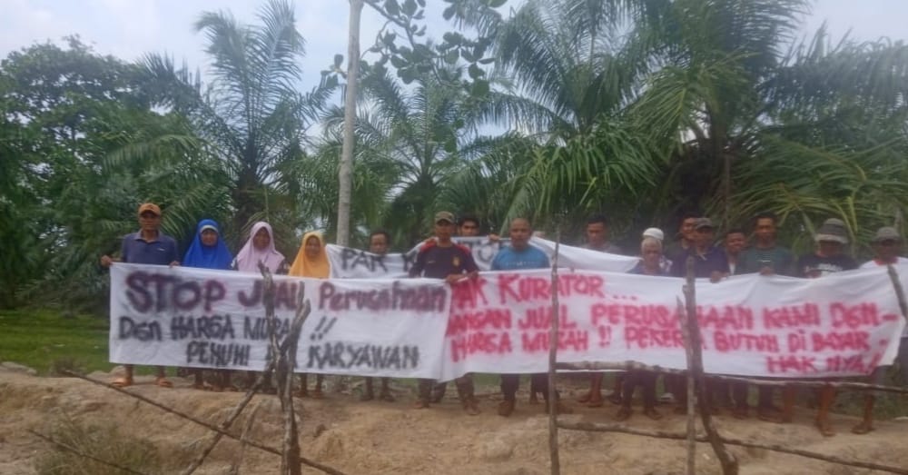 Sejumlah karyawan PT. Sumber Asih (PT. Mopoli Raya) resah dan melancarkan protes terkait penjualan aset perusahaan, sedangkan kewajiban perusahaan membayar hak karyawan belum dilunasi di Kecamatan Seruway, Kabupaten Aceh Tamiang, Jumat (21/3). Waspada/ Muhammad Hanafiah