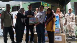 Senior Supervisor PT KPI RU II Area P.Brandan R Cepih HN menyerahkan bantuan untuk korban kebakaran yang diterima Lurah Brandan Barat Nuraini Harahap di Posko Darurat Kelurahan Brandan Barat , Jumat (21/3/25).Waspada/Boy Aprizal