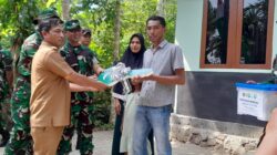 Pj. Wali Kota Sabang, Andri Nourman menyerahkan kunci rumah lsysk huni yang dibangun oleh TMMD Reguler ke 123 tahin 2025 di desa Jaboi Sabang. (Waspada/ist)