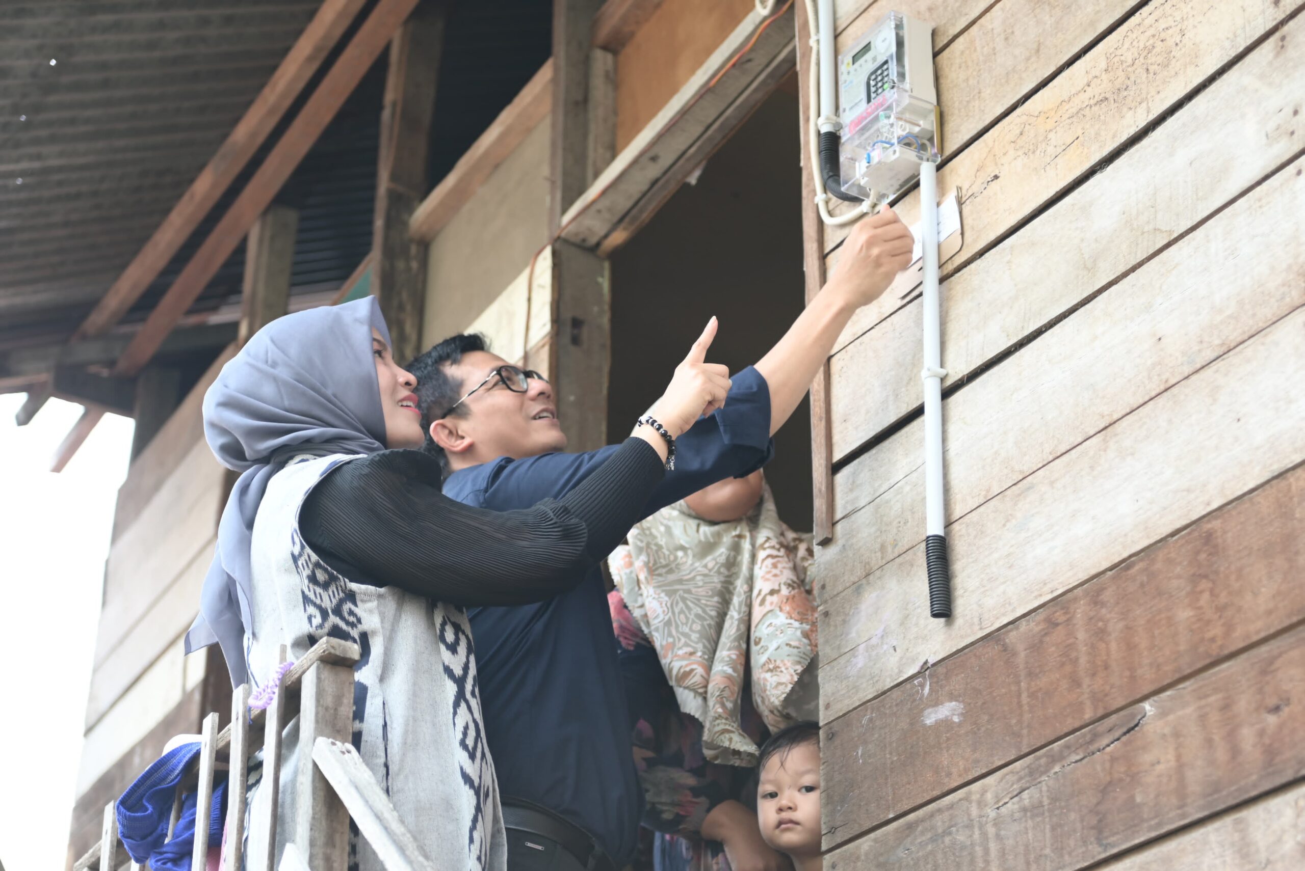 Ketua DPRK Banda Aceh bantu pemasangan meteran listrik gratis kepada warga kurang mampu di Neusu Aceh, Kecamatan Baiturrahman, Banda Aceh, Jumat (21/03/25).(Waspada/T.Mansursyah)