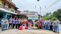 Kepala MAN 1 Padangsidimpuan Dra.Hj. Wasliah Lubis, S.Pd.I, MA (10 kiri) KTU, WKM, Guru dan Pengurus OSIM MAN 1 Padangsidimpuan foto bersama dengan pengurus dan anak yati Panti Asuhan Hayat Sabungan Jae, Padangsidimpuan, usai menyerahkan santunan, Kamis (20/3/2025). Waspada/ist.