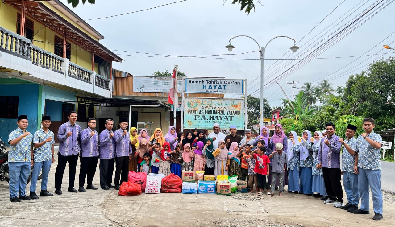 Kepala MAN 1 Padangsidimpuan Dra.Hj. Wasliah Lubis, S.Pd.I, MA (10 kiri) KTU, WKM, Guru dan Pengurus OSIM MAN 1 Padangsidimpuan foto bersama dengan pengurus dan anak yati Panti Asuhan Hayat Sabungan Jae, Padangsidimpuan, usai menyerahkan santunan, Kamis (20/3/2025). Waspada/ist.