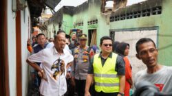 BUPATI Langkat Syah Afanddin menemui korban kebakaran di Jalan Irian Barat, Kec. Babalan.Waspada/Ist