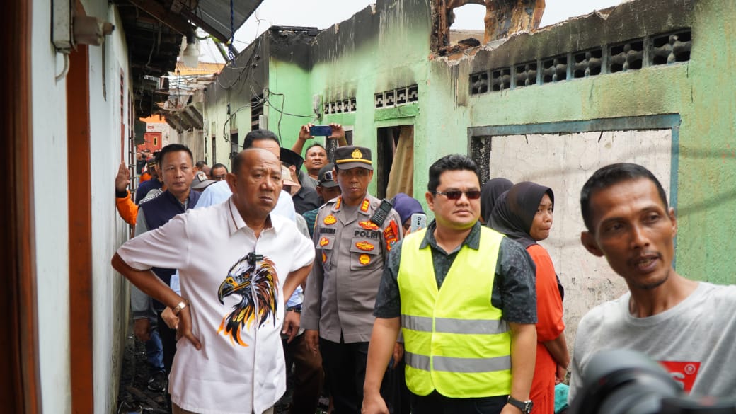 BUPATI Langkat Syah Afanddin menemui korban kebakaran di Jalan Irian Barat, Kec. Babalan.Waspada/Ist