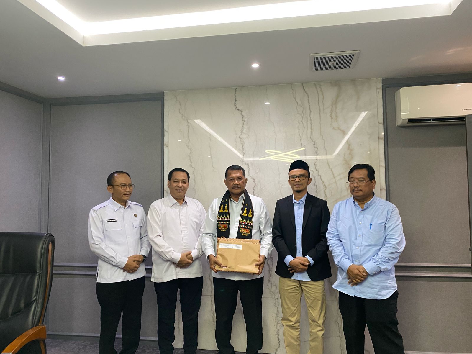 WALI Kota Subulussalam, HRB (dua kanan) foto bersama Dirjen, Brigjen Pol Drs. Mashudi usai menyerahkan dokumen. (Waspada/Ist)