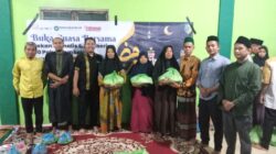 JALANNYA buka puasa bersama jurnalis dengan santri, Ponpes Al- Itqon Jl Pematang Jenang, Kecamatan Limapuluh Pesisir, Batubara. Dan foto bersama serta pemberian bantuan sembako kepada kaum duafha dan bilal mayit. Waspada/Iwan Has