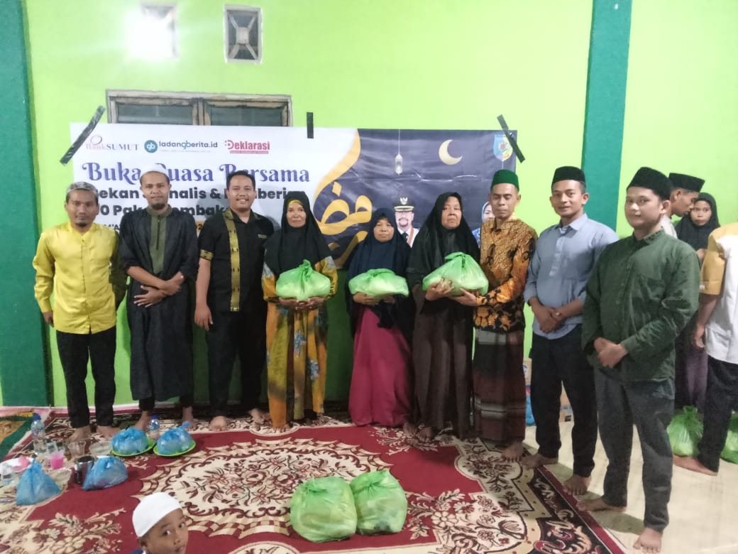 JALANNYA buka puasa bersama jurnalis dengan santri, Ponpes Al- Itqon Jl Pematang Jenang, Kecamatan Limapuluh Pesisir, Batubara. Dan foto bersama serta pemberian bantuan sembako kepada kaum duafha dan bilal mayit. Waspada/Iwan Has