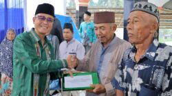 Bupati diwakili Asisten 3 Pemkab Simalungun saat mengikuti acara buka puasa bersama masyarakat Tapian Dolok, Jumat (21/3).(Waspada/ist).