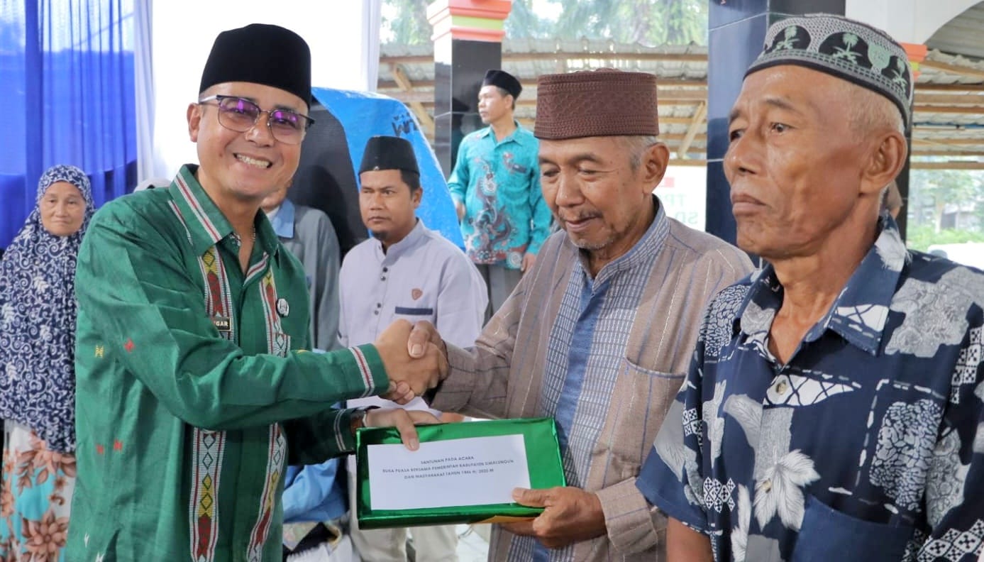 Bupati diwakili Asisten 3 Pemkab Simalungun saat mengikuti acara buka puasa bersama masyarakat Tapian Dolok, Jumat (21/3).(Waspada/ist).